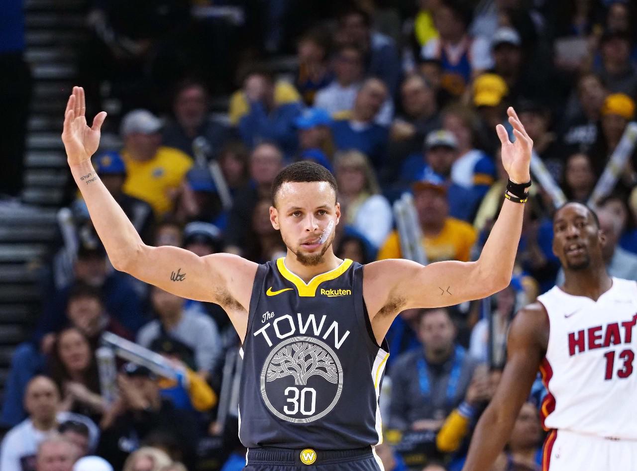 绿茵场的背 绿茵场的背